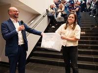 Die Geschäftsführer Tim Egenberger und Anna Elberskirch ziehen die Gewinnerin der Tombola Die Geschäftsführer Tim Egenberger und Anna Elberskirch ziehen die Gewinnerin der Tombola