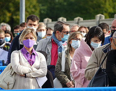 Menschen mit Masken während der Corona-Pandemie