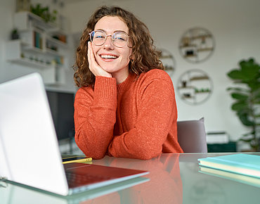 Lächelnde Frau am Laptop