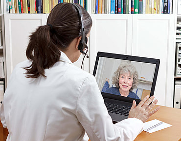 Videosprechstunde mit einer Ärztin