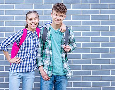 Zwei Teenager lächeln in die Kamera