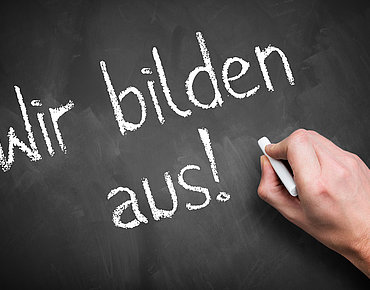 Wir bilden aus als Schriftzug auf einer Tafel