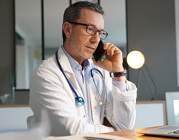 Arzt am Telefon