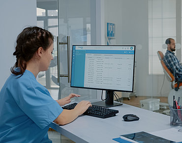 Frau arbeitet am PC