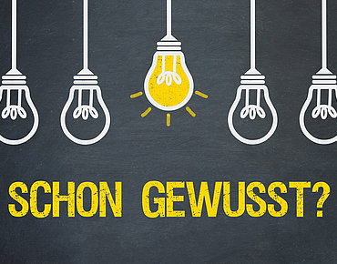 Eine von vielen Glühbirnen leuchtet auf