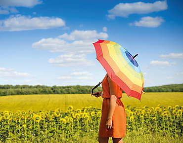 Frau auf Feld mit Sonnenblumen