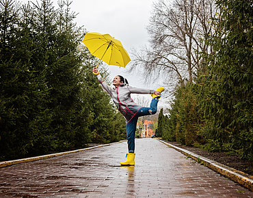 Person, die mit Regenschirm tanzt
