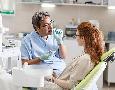 Zahnarzt spricht mir Patientin