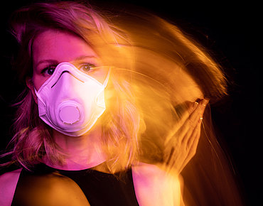 Frau mit Maske