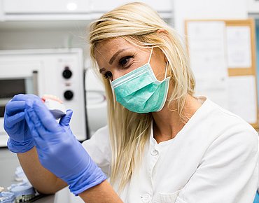 ZFA prüft Zahnersatz