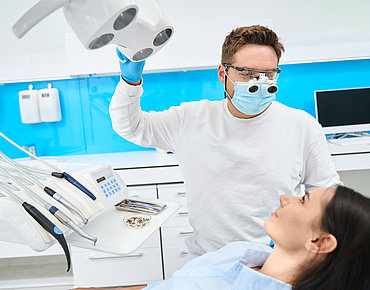 Patientin beim Zahnarzt