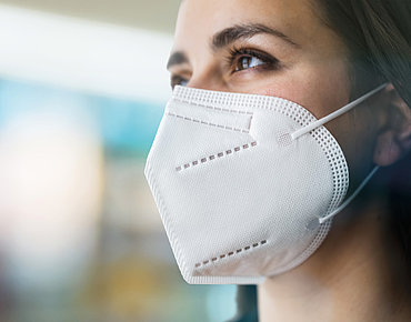 Frau mit FFP-2 Maske