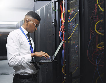 Techniker im Serverraum