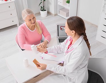 Gynäkologin verschreibt Patientin Tabletten