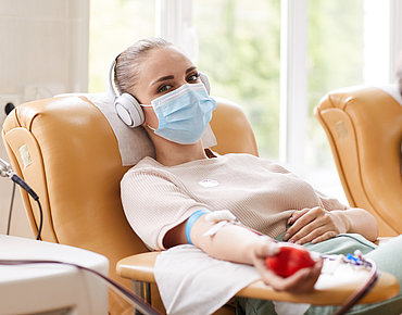 Patientin hört Musik während einem Eingriff