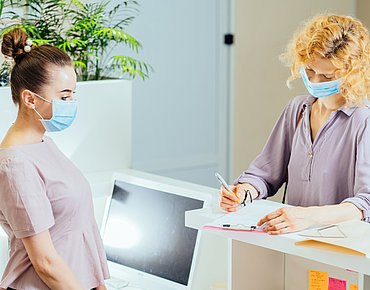 Patienten bei der Rezeption