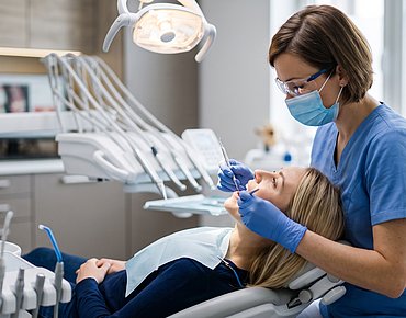 Patientin wird beim Zahnarzt behandelt