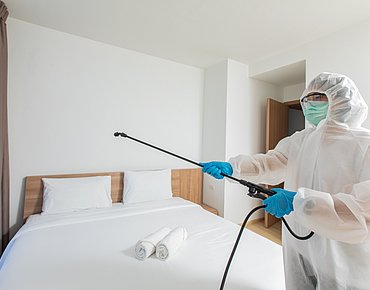 Person desinfiziert Hotelzimmer gegen den Hanta Virus