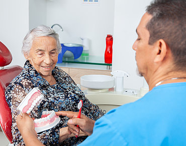 Seniorin beim Zahnarzt 