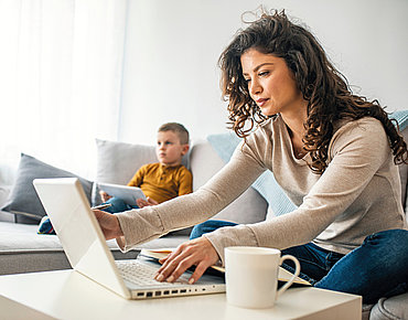 Frau sitzt am Laptop