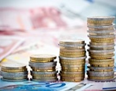 Vier Kleingeld Stapel in unterschiedlichen größen
