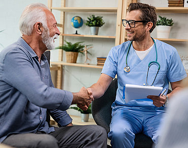 Älterer Mann beim Arzt