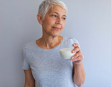 Frau mit Glas Milch
