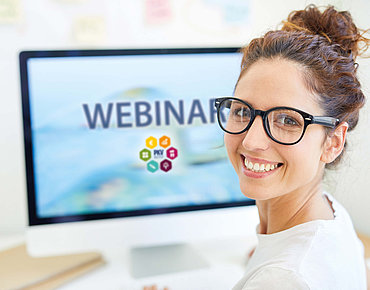 Frau freut sich auf ihr Webinar