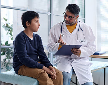 Hausarzt spricht mit Patient