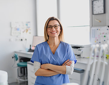 Lächelnde MFA in der Praxis