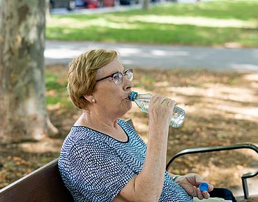 Frau trinkt Waser