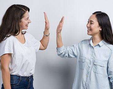 Zwei Frauen machen ein High Five