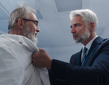 Agressiver Mann beim Doktor Agressiver Mann beim Doktor