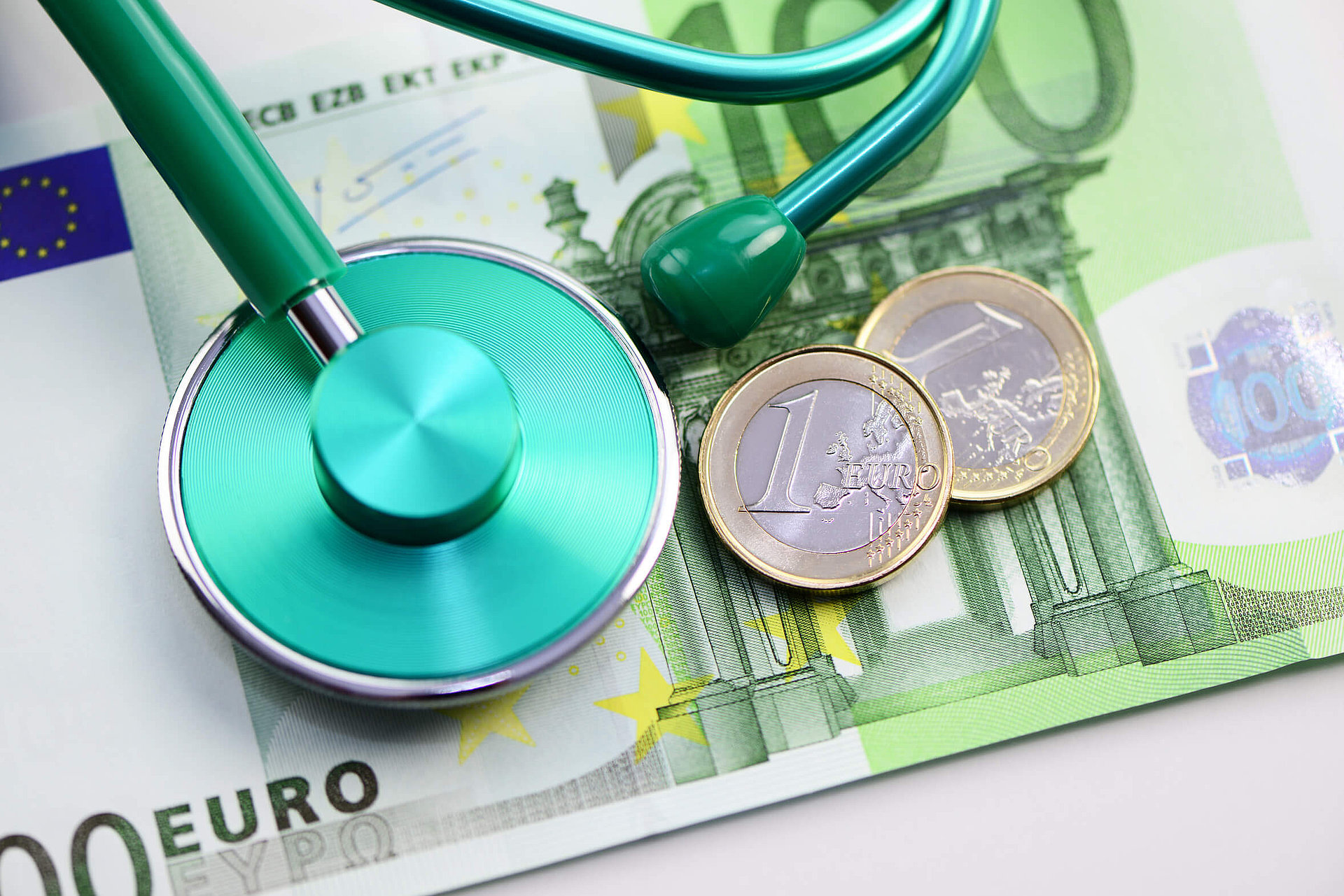 Grünes Stethoskop auf einem hunderd Euro Schein