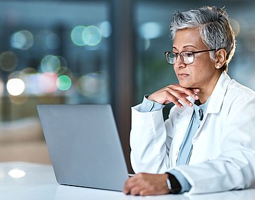 Ärztin betreut Patienten digital über Laptop