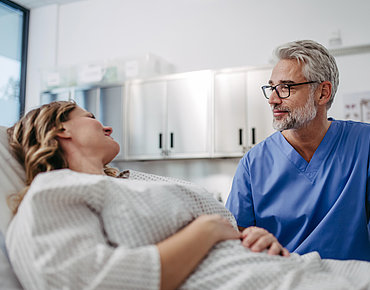 Arzt spricht mit Patientin