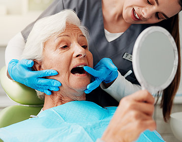 Seniorin beim Zahnarztbesuch