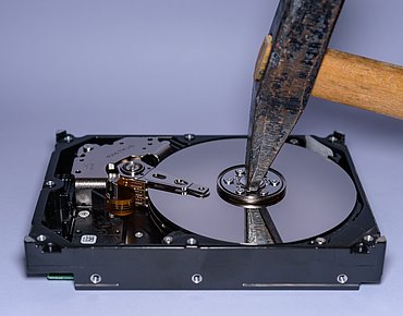 CD-Laufwerk wird zerschlagen