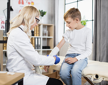 Ärztin legt Kind Gips an nach Knochenbruch