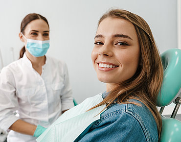 Patientin beim Zahnarzt