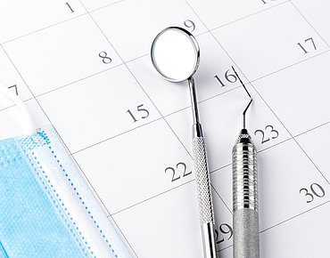 Kalender mit Zahnarzt Instrumenten