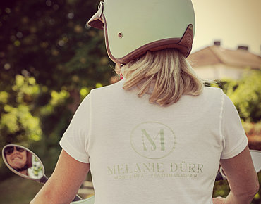 Melanie Dürr auf dem Roller