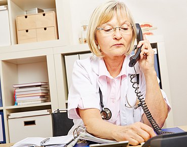 Ärztin telefoniert im Bereitschaftsdienst