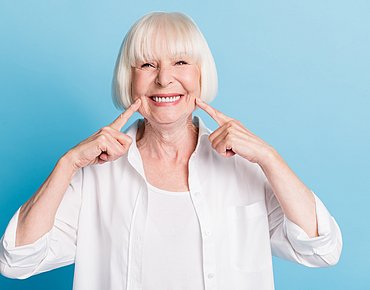 Frau mit Zahnarzt lächelt