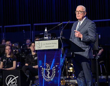 Klaus Reinhardt, Präsident der Bundesärztekammer, auf dem 130. Deutschen Ärztetag in Hannover