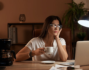 Frau am Laptop mit Kaffee