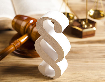 § mit Waage und Richterhammer