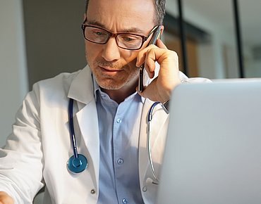Arzt berät am Telefon