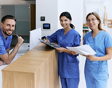 Krankenpfleger am Tresen