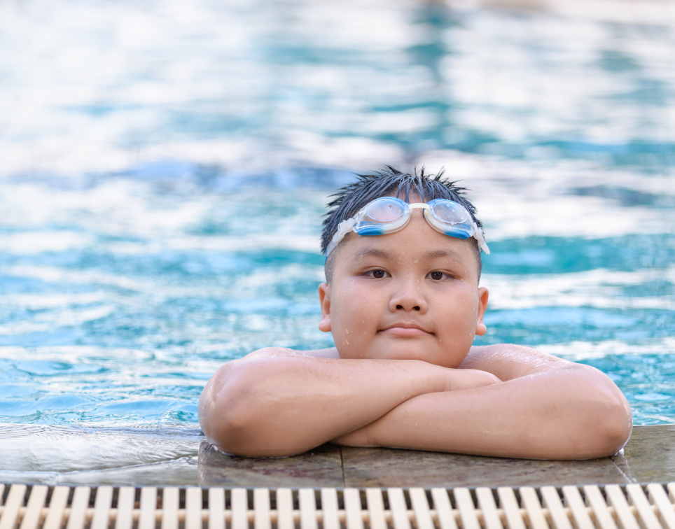 Junge im Schwimmbad